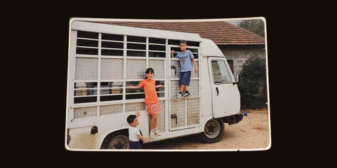 Notre fratrie au complet sur le fourgon de la ferme