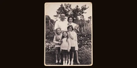 Nos grands-parents avec notre père et ses deux sœurs dans le jardin familial