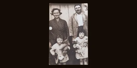 Nos arrière-grands-parents avec notre grand-père enfant et sa sœur