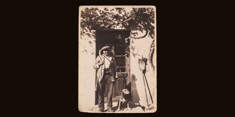 Notre arrière-grand-père et son chien devant la ferme familiale